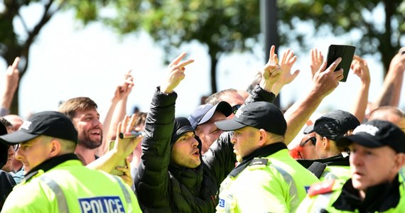 Ponad 90 osób aresztowała w sobotę brytyjska policja w związku z zamieszkami, jakie wybuchły tego dnia w różnych miastach Wielkiej Brytanii. Gwałtowne manifestacje mają związek z morderstwem trzech dziewczynek, do którego doszło w poniedziałek w położonym obok Liverpoolu Southport.