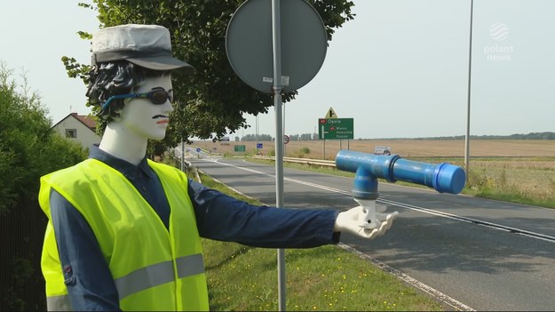 Ciemne okulary, bujny wąs, rura PCV i kamizelka odblaskowa. To nie strach na wróble, tylko na kierowców. W Kuniowie manekin przypominający policjanta ma kierowcom dawać do myślenia i zmusić ich do zwolnienia. Materiał dla "Wydarzeń" przygotował Maciej Krzemiński.