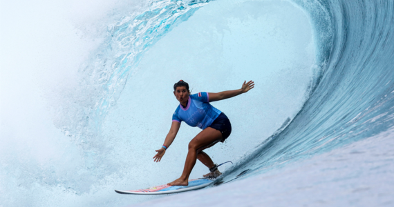 Igrzyska olimpijskie w Paryżu odbywają się nie tylko nad Sekwaną. Surferzy mają swoje pole zmagań na oddalonym o 15 tys. kilometrów Tahiti, gdzie warunki do uprawiania tego sportu potrafią być równie wspaniałe, co niebezpieczne. Patrole bezpieczeństwa, które zabezpieczają tę część zawodów, codziennie notują kilkadziesiąt interwencji. 