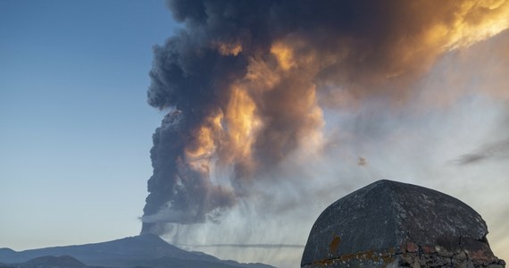 Erupcja wulkanu Etna zakłóca działania lotniska w Katanii na Sycylii. Opóźniony jest m.in. lot do Katowic z Polakami na pokładzie. Maszyna po starcie musiała zawrócić z powodu turbulencji.