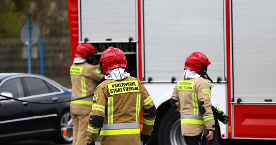 8-letnia dziewczynka została ranna w wypadku, do którego doszło w Napękowie w Świętokrzyskiem. Samochód osobowy, którym kierowała matka dziecka, wjechał do rzeki.