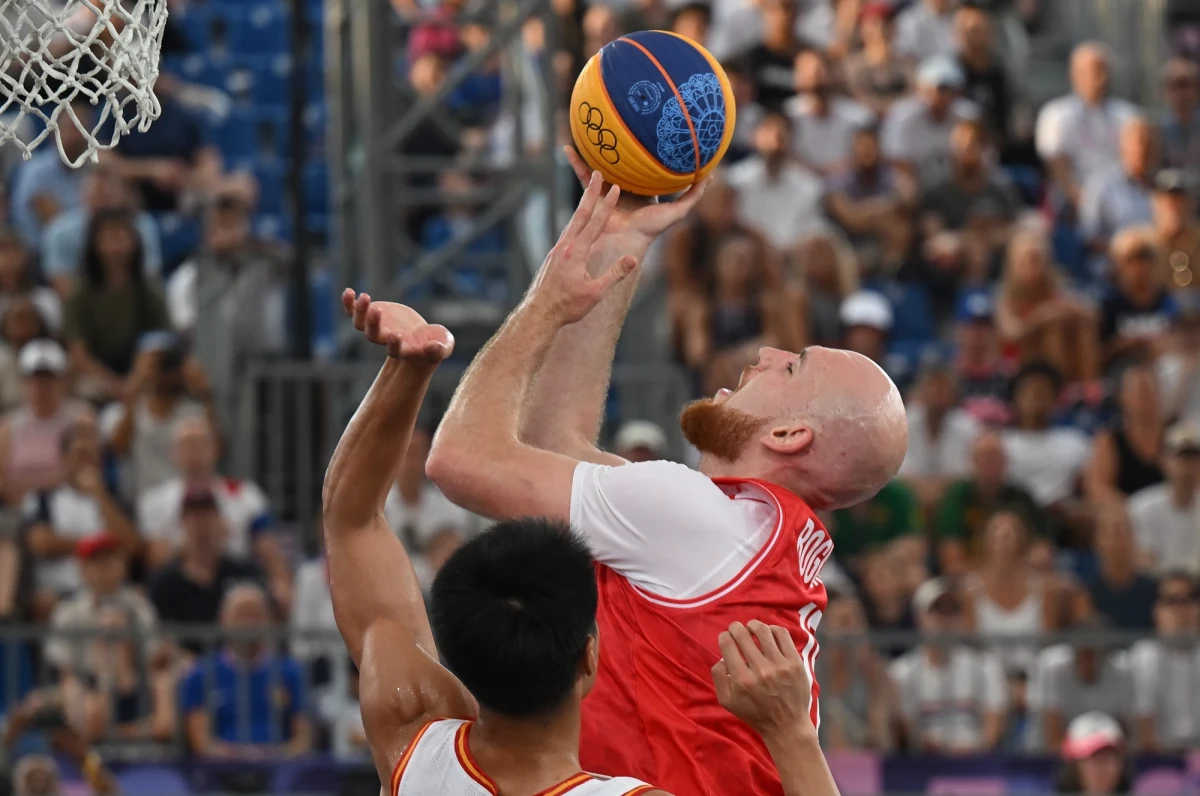 Polacy przegrali z mistrzami olimpijskimi z Tokio Łotyszami 16:22 w swoim siódmym, ostatnim meczu turnieju koszykarzy 3x3 igrzysk w Paryżu. Biało-Czerwoni fazę grupową zakończyli z bilansem 2-5. Udało im się jednak awansować do fazy play in. O półfinał zagrają jeszcze dziś. 