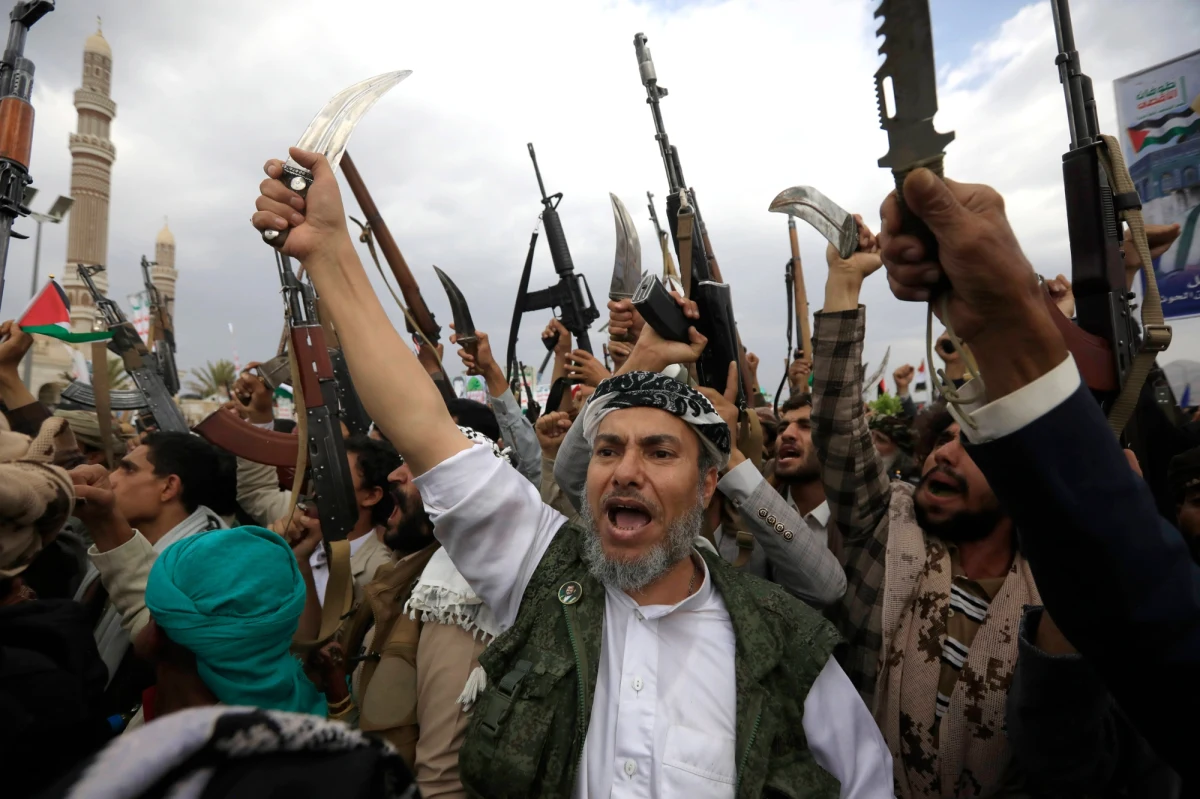 Jemeńscy rebelianci Huti przyznali się do ataku rakietowego na statek handlowy w Zatoce Adeńskiej. To pierwsze takie uderzenie od ponad dwóch tygodni. Wspierana przez Iran grupa ogłosiła też, że zestrzeliła amerykańskiego drona MQ-9 Reaper nad północnym Jemenem.