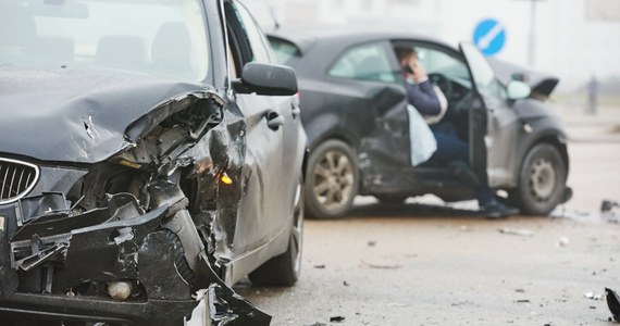 Na autostradzie A4 Drezno-Erfurt w pobliżu Chemnitz (Saksonia) doszło po południu do dziewięciu wypadków z udziałem ok. 25 pojazdów - prawdopodobnie z powodu krótkiej burzy. Według policji pięć osób zostało rannych, w tym dwie poważnie - poinformowała agencja dpa.