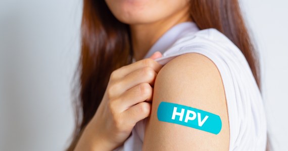 Szkoły będą znów działać jak punkty szczepień. Jesienią uczniowie będą mogli zaszczepić się w szkole przeciwko wirusowi HPV. Taki plan - jak dowiedział się dziennikarz RMF FM Michał Dobrołowicz - ma Ministerstwo Zdrowia. Początek nowego roku szkolnego za dokładnie cztery tygodnie.