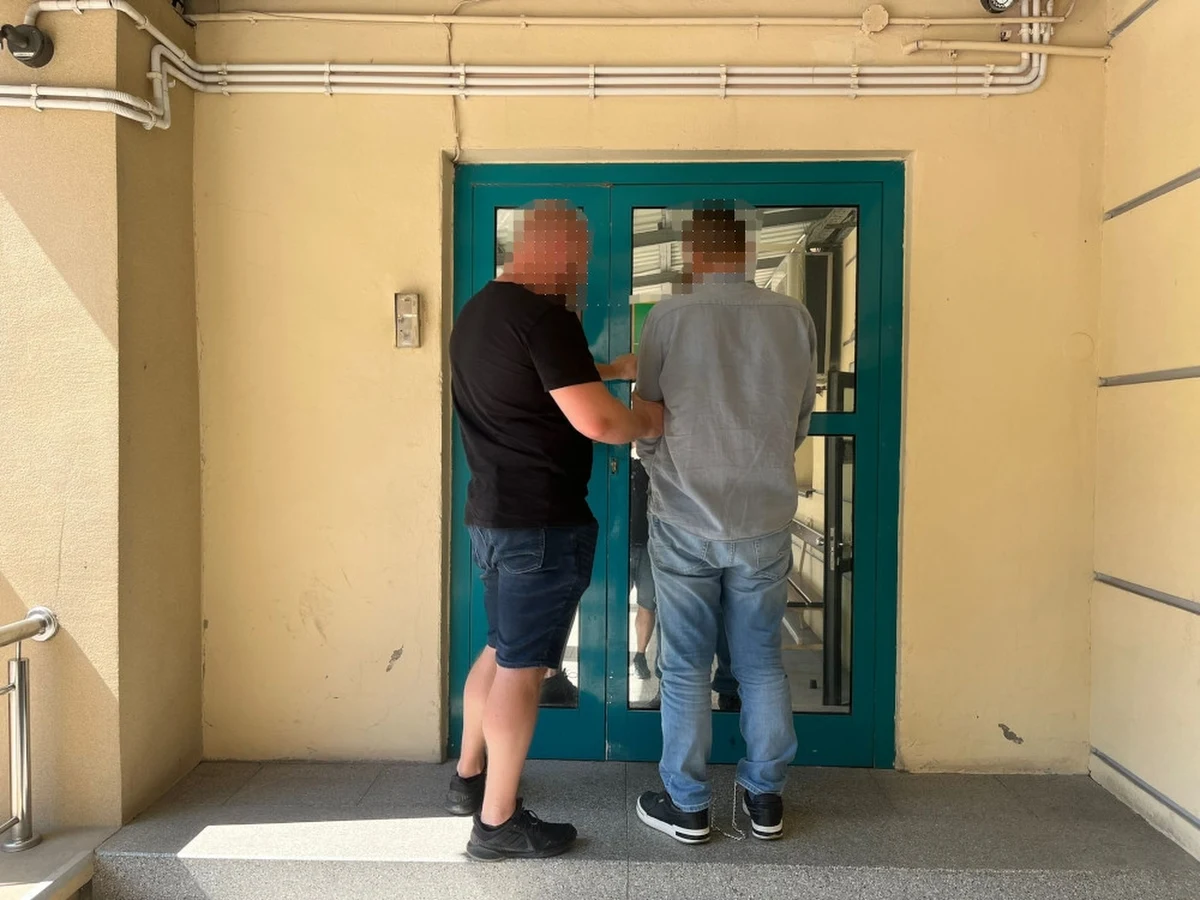 Stołeczni policjanci zatrzymali trzech Gruzinów, w tym podejrzanego o kradzież diamentów, do której doszło kilka dni temu przy ul. Mokotowskiej w Warszawie. To nie jedyne przestępstwa, jakie mają na swoim koncie. Mężczyźni zostali zatrzymani, kiedy obserwowali parking podziemny jednej z galerii handlowych.  