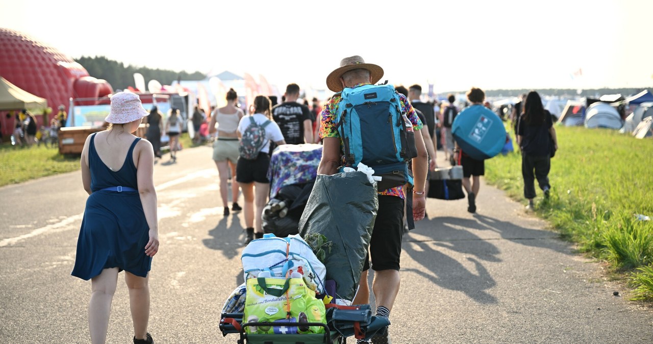 To już jedna z wielu polandrockowych tradycji - trudno sobie wyobrazić festiwal bez tańców w działającym na terenie imprezy całodobowym rockowym sklepie, w którym uczestnicy mogli robić zakupy.