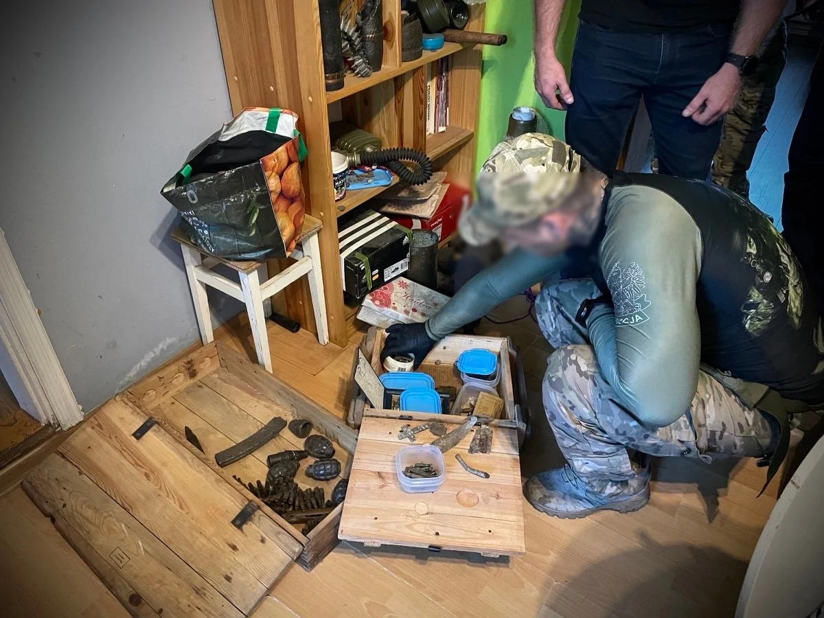 Zarzuty nielegalnego posiadania broni palnej i amunicji może usłyszeć 50-letni mieszkaniec powiatu chojnickiego. Policjanci odnaleźli i zabezpieczyli na posesji mężczyzny arsenał z II wojny światowej. To ponad pół tysiąca sztuk amunicji, 16 granatów ręcznych, 2 pociski artyleryjskie, a także 4 lufy i 2 zamki, które mieszkaniec gminy Czersk przechowywał w swoim mieszkaniu i garażu.