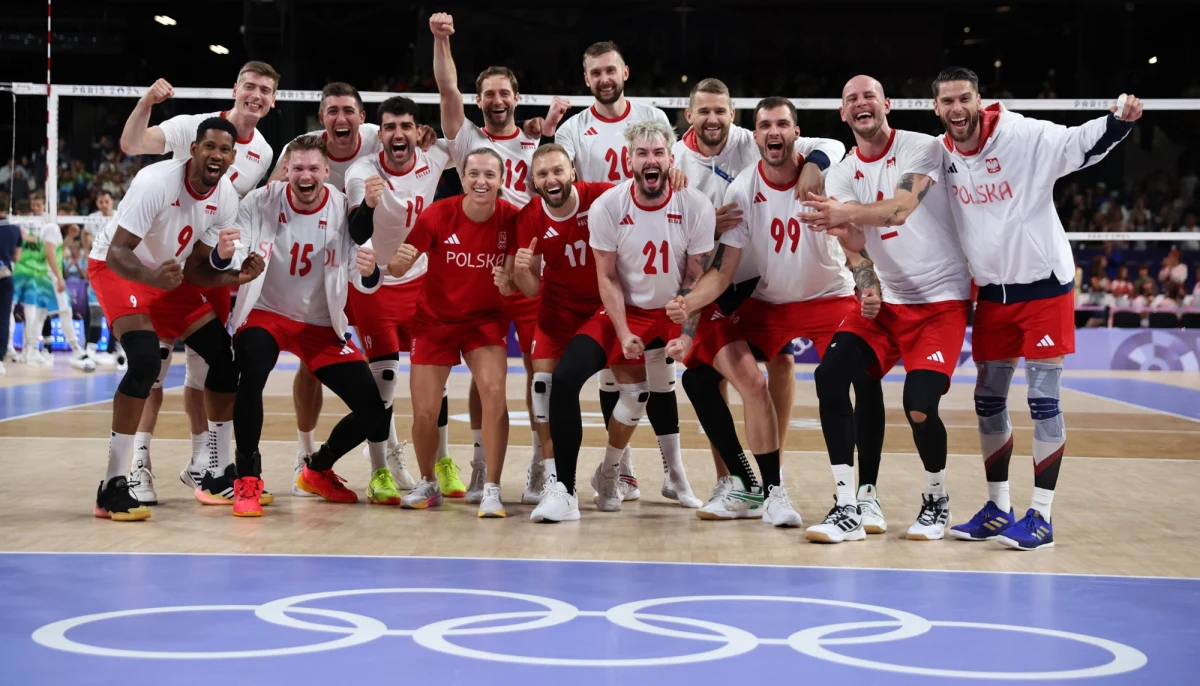 Polska w półfinale olimpijskiego turnieju w siatkówce. Bartosz Kurek i spółka po świetnym meczu pokonali Słowenię 3:1 (25:20, 24:26, 25:19, 25:20). To był zdecydowanie najlepszy mecz Biało Czerwonych w Paryżu. Tym samym klątwa ćwierćfinałów została przełamana. Mecz z trybun oglądała Iga Świątek.
