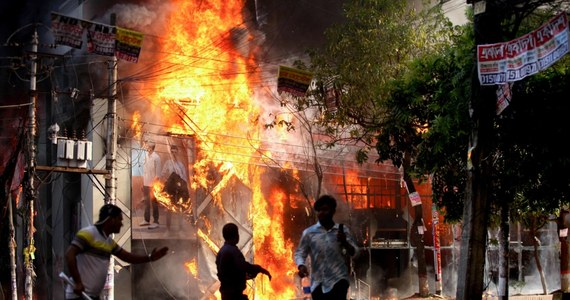 Premier Bangladeszu Hasina Wajed złożyła rezygnację i opuściła kraj. Wszystko z powodu kilkutygodniowych demonstracji antyrządowych, w których zginęło już kilkaset osób - poinformował w poniedziałek Reuters, powołując się na źródła wojskowe. Tłumy mieszkańców wdarły się do rezydencji szefowej rządu.