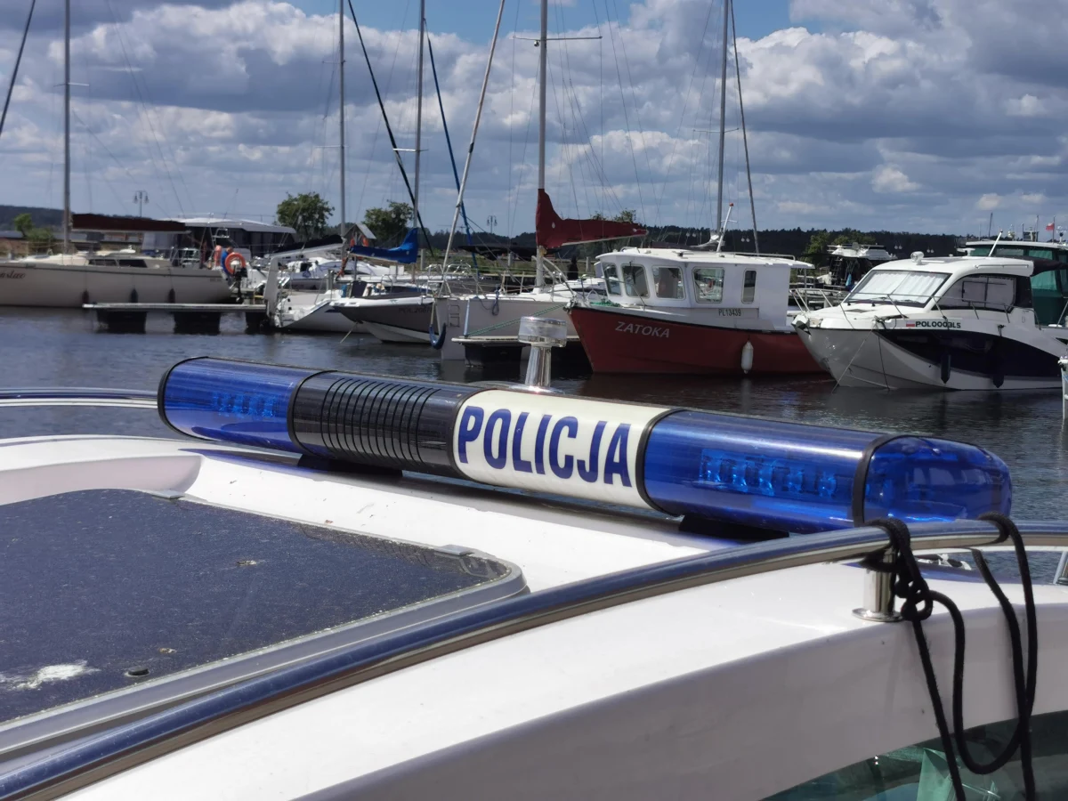 Żeglarze pływający po Jeziorze Nidzkim zaalarmowali służby, że w trzcinach na pełnych żaglach stoi jacht. Okazał się, że sternik był pijany, miał 2 promile alkoholu w organizmie.         