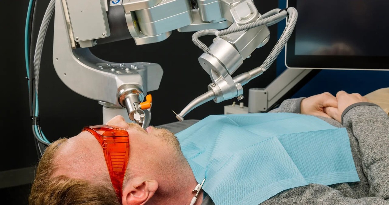 Historia stomatologii dzieje się na naszych oczach. Sterowany sztuczną inteligencją robot-dentysta po raz pierwszy przeprowadził zabieg na ludzkim pacjencie. Nie tylko świetnie poradził sobie z zadaniem, ale i ukończył je osiem razy szybciej niż człowiek. 