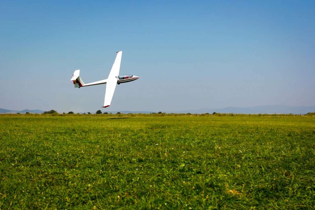 Szybowiec spadł na drogę krajową numer 32 w Wilkanowie pod Zieloną Górą. Pilotowi, obywatelowi Niemiec, nic się nie stało. Zgłoszenie o tym zdarzeniu dostaliśmy na Gorącą Linię RMF FM. 