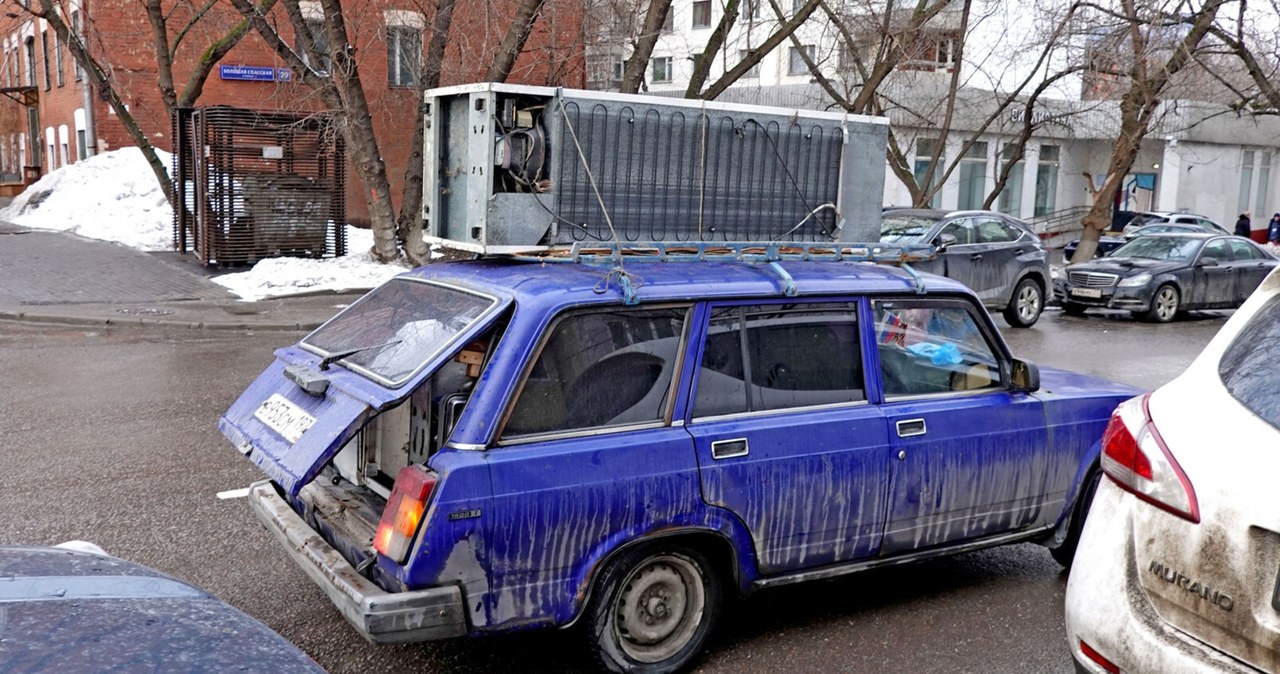 Przewiezienie, lodówki, aucie, może, lada, wyzwaniem, przypadku, mniejszych, modeli, jest, nawet, możliwe, transportu, pionie, z Jak bezpiecznie przewieźć lodówkę? Zasada 24 godzin