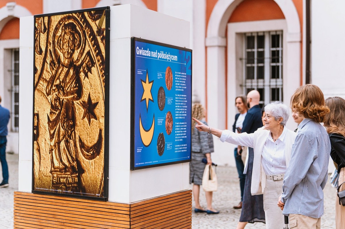 Do 15 sierpnia można oglądać wystawę poświęconą herbowi Poznania! Na dziedzińcu przed urzędem miasta opisana została historia oraz symbolika miejskiej pieczęci, która z czasem zamieniła się w herb. Jej początki sięgają średniowiecza.