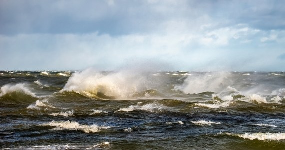 W poniedziałek wieczorem zakończyły się poszukiwania osoby, która nie zdołała wyjść z Bałtyku. "Topiły się łącznie trzy osoby, dwie z nich wyciągnięto na brzeg, a jedna została pod wodą" - poinformowała Komenda Powiatowa PSP w Kamieniu Pomorskim (woj. zachodniopomorskie). Do zdarzenia doszło na plaży niestrzeżonej w Wisełce.