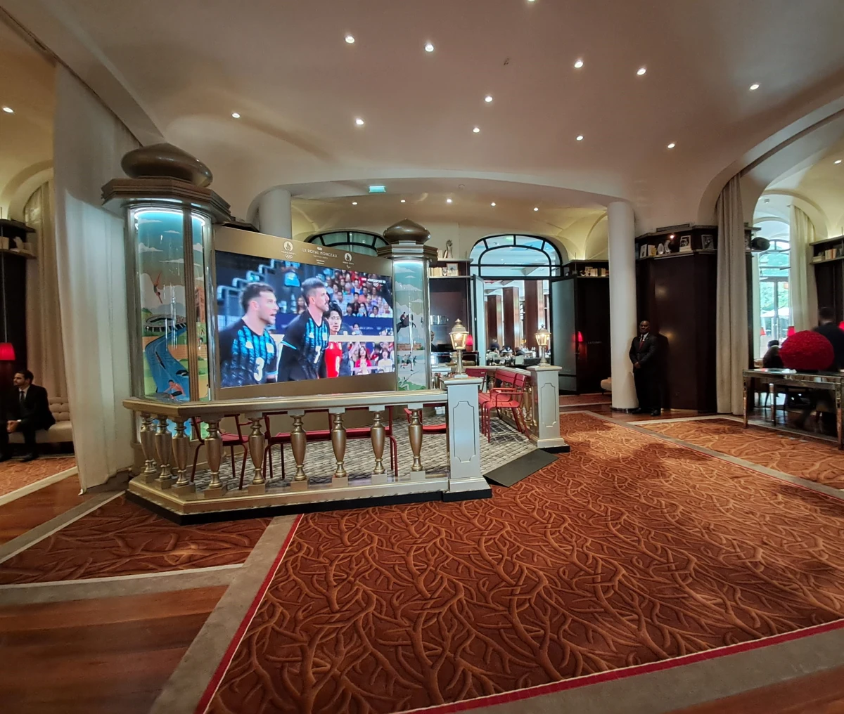 Ratusz francuskiej stolicy przygotował ponad 20 miejsc, w których można śledzić zmagania olimpijskie. Ale nie każdy przepada za klimatem panującym w wielkich strefach kibica, gdzie w jednym momencie potrafi przebywać po kilka tysięcy osób. Na mapie Paryża są jednak miejsca, gdzie walkę o medale można śledzić w nieco bardziej kameralnej atmosferze i w pięknym otoczeniu. Trzy z nich przybliży nasza wysłanniczka do Paryża Nicole Makarewicz. 