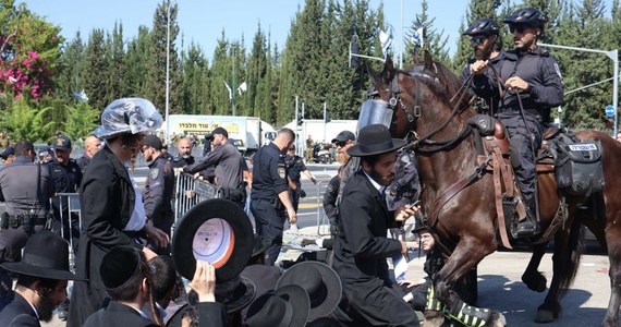 Kilkuset ultraortodoksyjnych Żydów (charedim) starło się z izraelską policją przed wejściem do bazy wojskowej w Tel Haszomer, do której w poniedziałek mieli się zgłosić pierwsi poborowi z tej społeczności. Charedim, którzy przez lata byli zwolnieni ze służby, gwałtownie się jej sprzeciwiają i określają ją jako "Holokuast ultraortodoksyjnych Żydów".