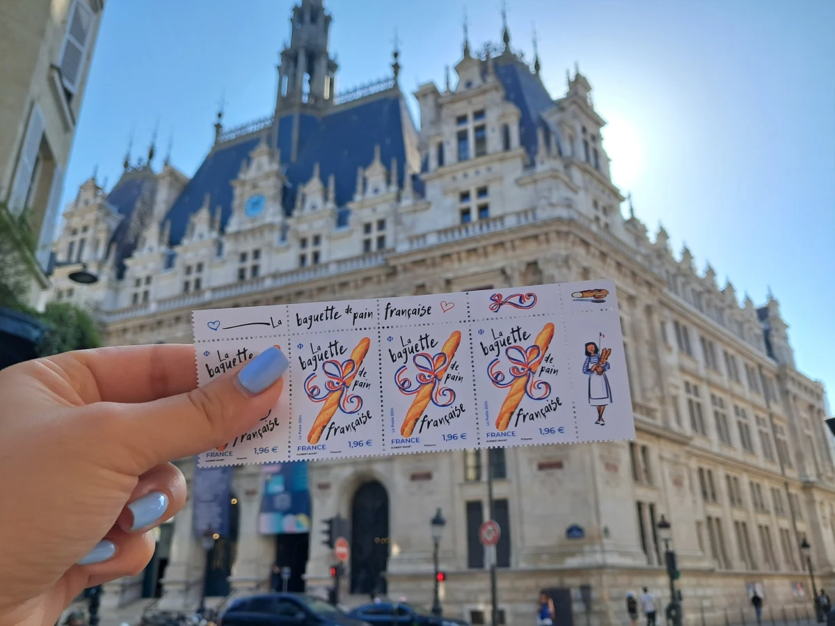 Tysiące turystów z całego świata przyjechało do Paryża, by na żywo oglądać zmagania w ramach igrzysk olimpijskich. Część z nich do domu wyśle pocztówki. Z myślą o takich osobach francuska poczta tego lata wydała specjalną serię znaczków, które sprawią, że do adresatów trafi też aromat świeżej bagietki.