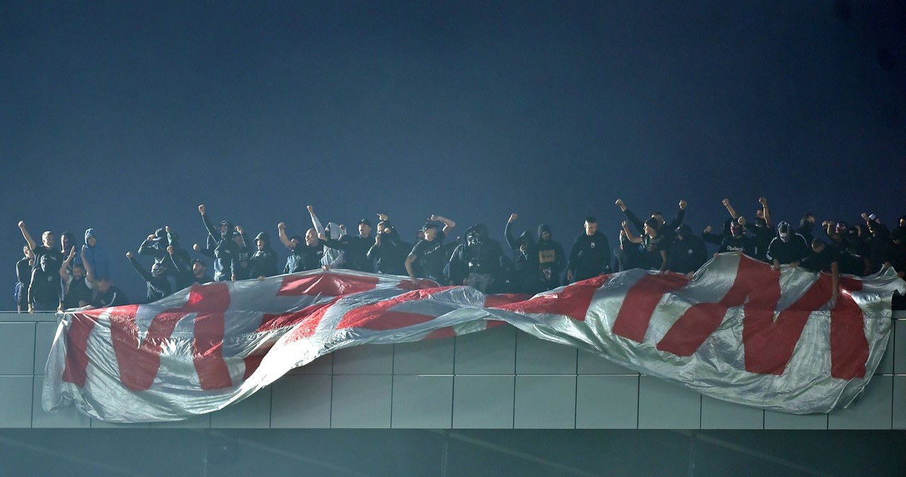 piłka nożna, futbol, liga mistrzów, liga polska, angielska, wyniki na żywo, reprezentacja Skandal podczas meczu Ekstraklasy. Kibice zaczęli gonić się po dachu stadionu