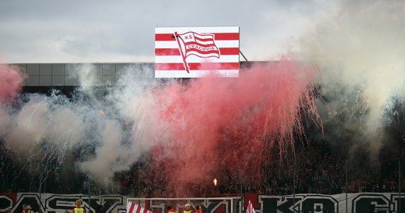 Poniedziałkowy mecz między Cracovią a Widzewem Łódź został w 60. minucie przerwany przez sędziego. Na dach stadionu wdrapali się pseudokibice, którzy rozwiesili transparent i zapalili race oraz fajerwerki. Ogniem zajął się fragment dachu, musiała interweniować straż pożarna.