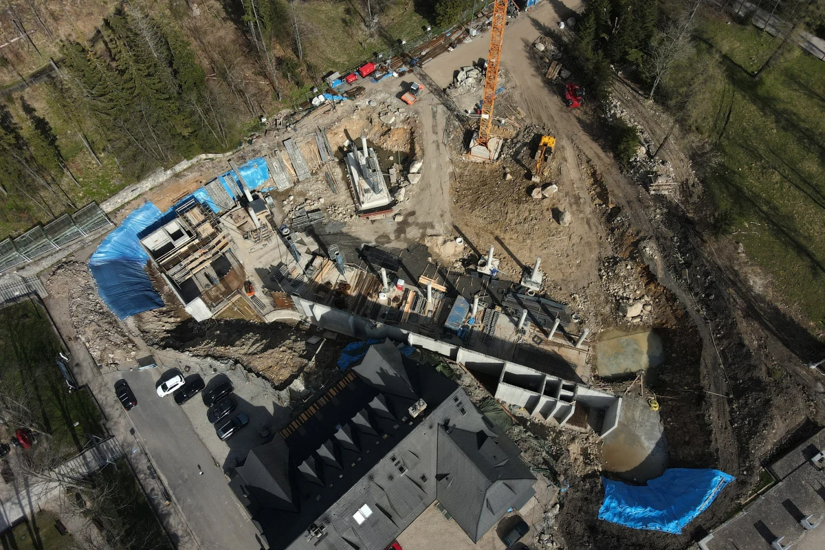 Od środy (7 sierpnia) będzie otwarty dwupoziomowy plac przesiadkowy w zakopiańskich Kuźnicach, skąd turyści wyruszają m.in. na Kasprowy Wierch oraz na Giewont. Na poziom podziemny wjadą autobusy komunikacji miejskiej i taksówki, a naziemny ma być przestrzenią dla turystów.