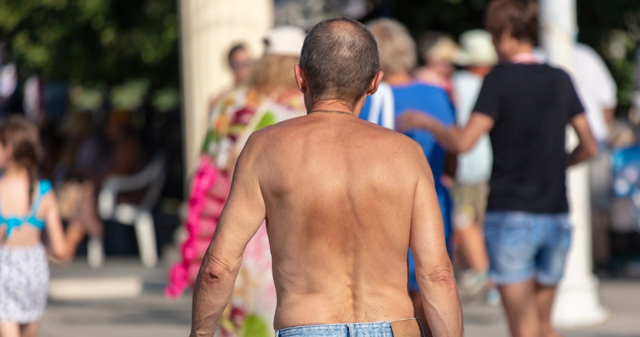 Upalne, sprawiają, szukamy, ochłody, okazuje, przesadzać, chodzenie, koszulki, można, zapłacić, mandat, niemały, Wiele, zależy,  Chodzenie bez koszulki po mieście tylko dla bogatych. Wysokie mandaty