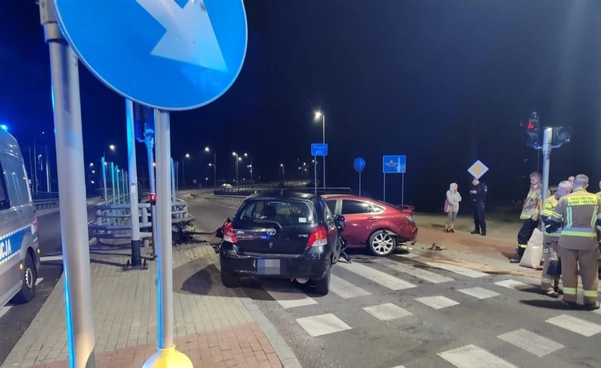 Dwaj 14-latkowie podkradli kluczyki do samochodów swoim rodzicom i w nocy z poniedziałku na wtorek wybrali się na przejażdżkę ulicami Ustki. Rajd zakończył się kolizją. Za prowadzenie  bez uprawnień i spowodowanie zagrożenia w ruchu drogowym odpowiedzą przed Sądem Rodzinnych i Nieletnich.