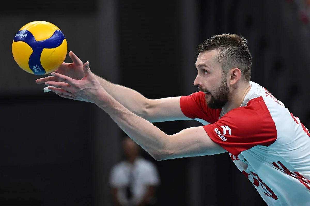Mateusz Bieniek nie zagra już na igrzyskach w Paryżu. Środkowy reprezentacji Polski doznał kontuzji podczas ćwierćfinałowego meczu ze Słowenią. Skład Polaków uzupełni dotychczasowy rezerwowy Bartłomiej Bołądź - poinformował Polski Związek Piłki Siatkowej.