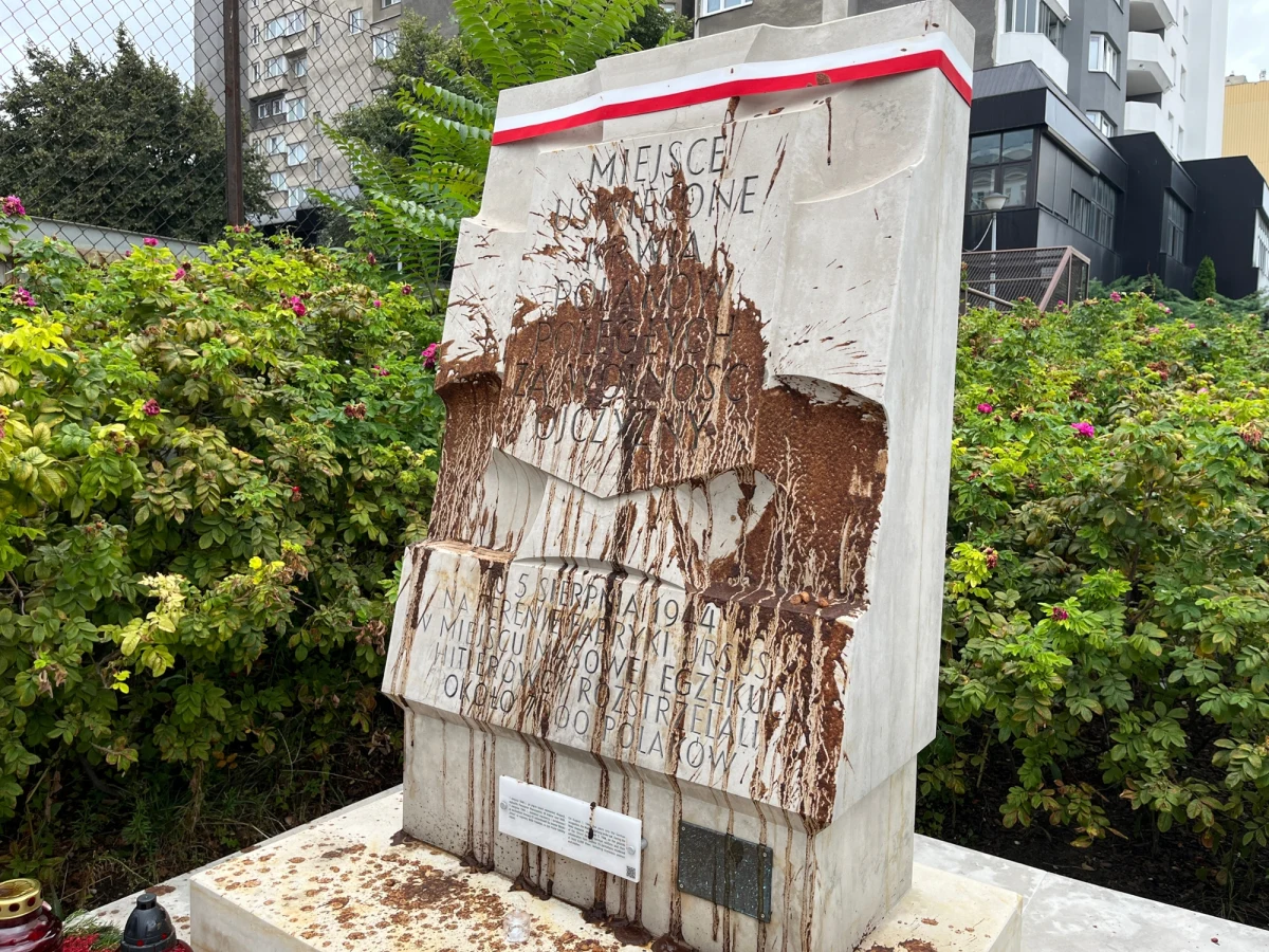 Nieznani sprawcy zdewastowali pomnik upamiętniający rzeź mieszkańców warszawskiej Woli. Stało się to zaledwie dzień po obchodach 80. rocznicy tragicznych wydarzeń. "Nie odpuszczę sprawy. Na miejscu działa policja. Liczę, że winni zostaną szybko ujawnieni i skazani" - zapowiedział w mediach społecznościowych burmistrz dzielnicy Wola Krzysztof Strzałkowski. 