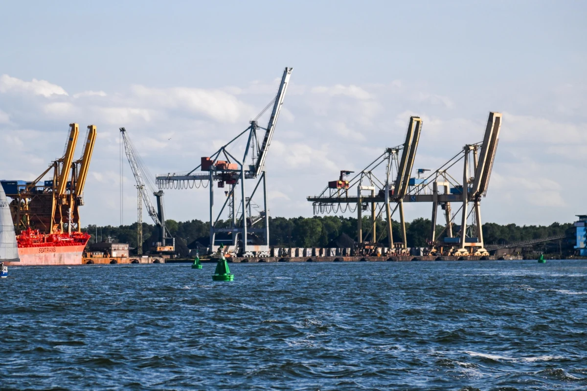 ​Były zarząd Zespołu Morskich Portów Szczecin i Świnoujście z prokuratorskimi zarzutami. Chodzi o kontrowersje związane z zatrudnieniem byłego prokurenta spółki i z podpisanym - już po wyborach - aneksem do umowy, gwarantującym mężczyźnie wysoką odprawę.

