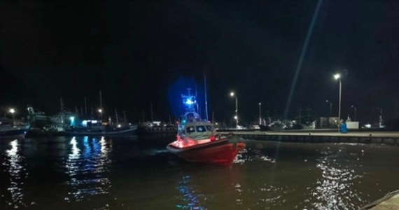 27-letni żołnierz został porwany przez fale podczas kąpieli w Bałtyku na terenie poligonu Ustka-Wicko Morskie w poniedziałek wieczorem. Akcja ratunkowo-poszukiwawcza trwała kilka godzin. Żandarmeria Wojskowa potwierdza, że żołnierz zaginął. We wtorek poinformowano, że trwają poszukiwania.