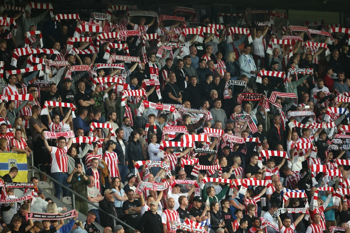 100 tysięcy złotych - tak wstępnie Klub Sportowy Cracovia oszacował straty po wczorajszym meczu Ekstraklasy z Widzewem Łódź. Mecz został przerwany w 60. minucie, bo pseudokibice weszli na dach i odpalili race.