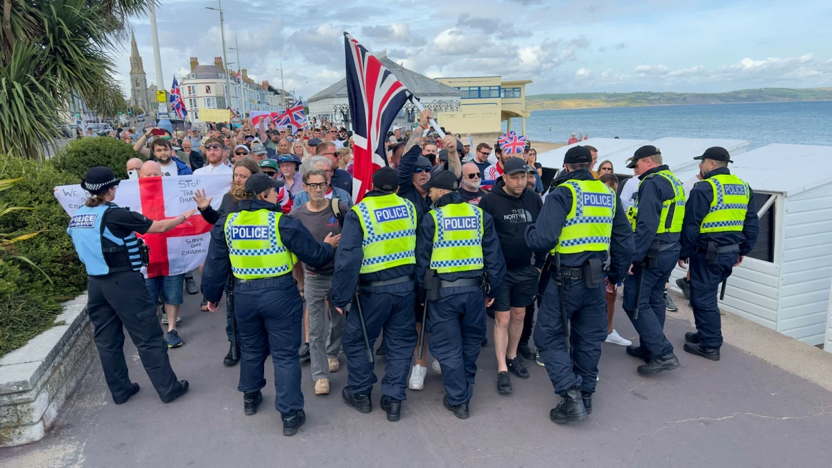 W sobotę Elon Musk pod jednym z nagrań wideo w X przedstawiających zamieszki z Liverpoolu zamieścił wpis: „Wojna domowa jest nieunikniona”. Amerykański przedsiębiorca chętnie korzysta z prawa do wolności wypowiedzi, ale Londyn uważa, że tym razem przesadził. "Nie ma uzasadnienia dla takich komentarzy" - stwierdził premier Wielkiej Brytanii, zarzucając Muskowi, że nie robi zbyt wiele, by powstrzymać sianie nienawiści.