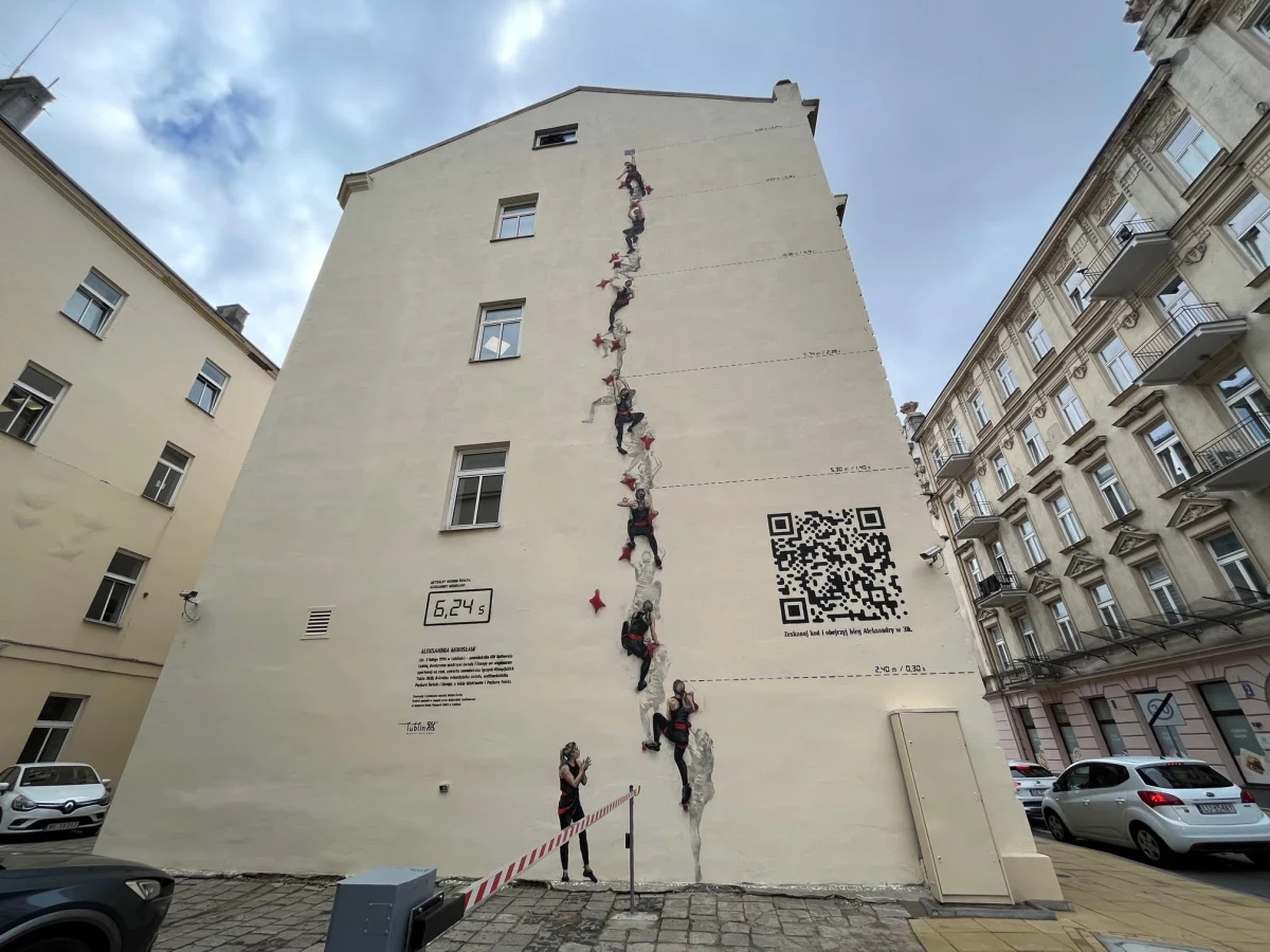 W Lublinie powstał mural, który w skali 1:1 przedstawia trasę wspinaczki Aleksandry Mirosław – złotej medalistki mistrzostw świata i Europy we wspinaczce na czas. Dzieło jest efektem pracy doktorskiej w Instytucie Sztuk Pięknych UMCS. Po sczytaniu kodu QR można obejrzeć w 3D, jak Mirosław wspina się po tej ścianie. ​Już w środę Polska będzie kibicować lubliniance, która będzie wspinać się po olimpijskie złoto.