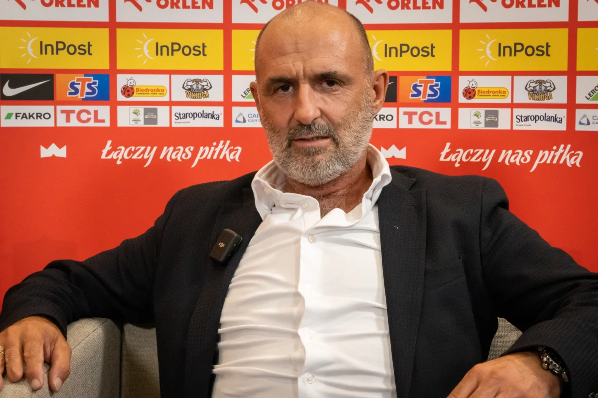 "To co pokazaliśmy, to są podwaliny" - mówił po ostatnim na Euro meczu z Francją selekcjoner piłkarskiej reprezentacji Polski Michał Probierz. Od tego spotkania minął ponad miesiąc. Pył bitewny opadł i przyszedł czas podsumowań, a także spekulacji - w jakim kierunku pójdzie kadra. O tym z selekcjonerem porozmawiał Cezary Dziwiszek z redakcji sportowej RMF FM.