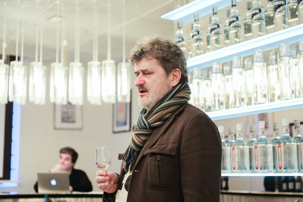 "Prezes UOKiK nałożył 239 tys. zł kary na Polskie Destylarnie za wprowadzanie konsumentów w błąd oraz 950 tys. zł na Janusza Palikota - członka zarządu spółki, ponieważ umyślnie dopuścił do naruszenia praw konsumentów" - poinformował Urząd Ochrony Konkurencji i Konsumentów. Prezes UOKiK postawił spółce sześć zarzutów.