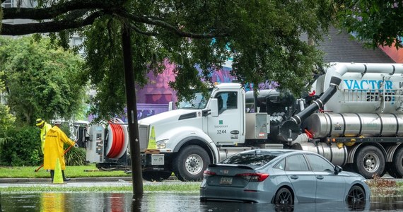 Rekordowe opady deszczu spowodowane przez tropikalną burzę Debby uwięziły w domach setki ludzi. Zginęło dotychczas co najmniej pięć osób, cztery na Florydzie - w tym dwoje dzieci - i jedna w Georgii.