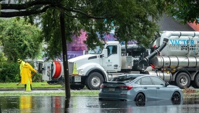 USA: Setki uwięzionych w zalanych domach, pięć osób nie żyje