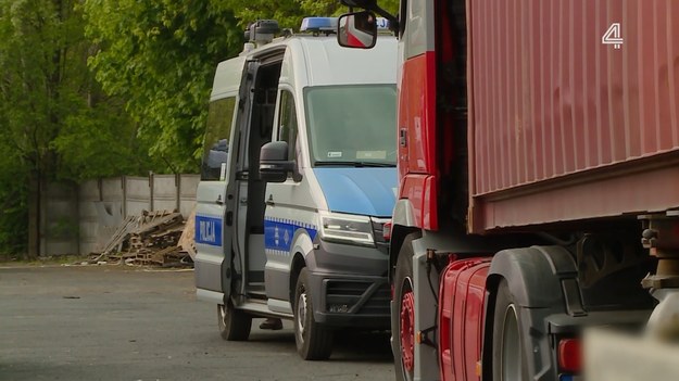 Podczas parkingowych manewrów kierujący ciężarówką, zahaczył on tylną lampą o zderzak Volkswagena. 

(Fragment programu "Stop drogówka").
