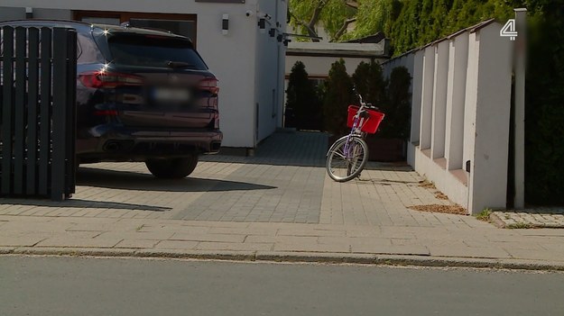 Podczas wyjazdu z posesji mężczyzna nie zatrzymał samochodu i zepchnął rowerzystkę z drogi na chodnik, powodując upadek kobiety. Jak przyznaje, czujniki w samochodzie kompletnie nie zadziałały i nie widział nikogo w lusterku. 

(Fragment programu "Stop drogówka").