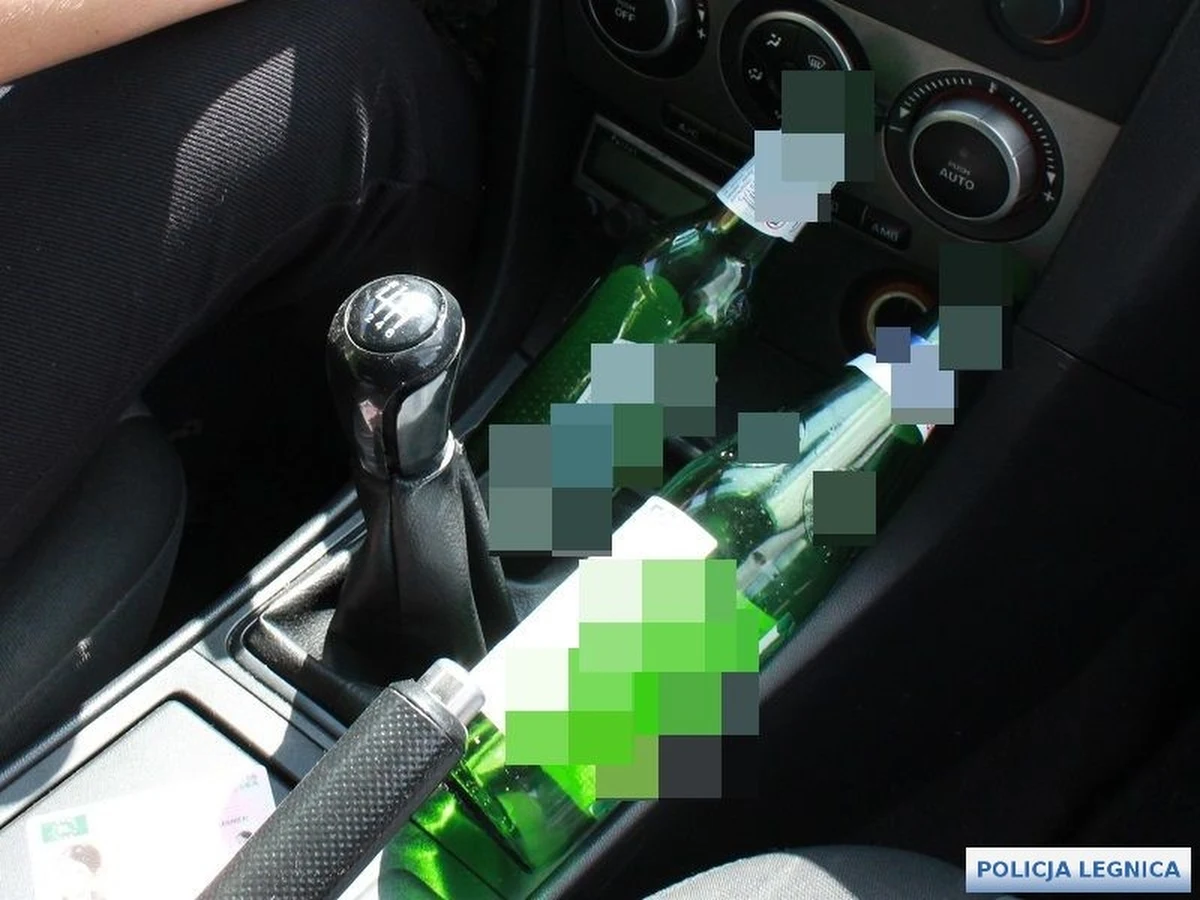 Pijanego 41-latka, który przyjechał do sklepu po kolejną butelkę alkoholu, zatrzymał w Legnicy policjant po służbie. Kierowca tak bardzo się śpieszył, że przejeżdżał skrzyżowania mimo czerwonych świateł. W samochodzie wiózł dzieci.