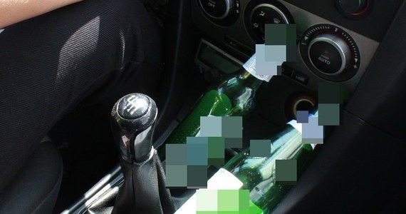 Pijanego 41-latka, który przyjechał do sklepu po kolejną butelkę alkoholu, zatrzymał w Legnicy policjant po służbie. Kierowca tak bardzo się śpieszył, że przejeżdżał skrzyżowania mimo czerwonych świateł. W samochodzie wiózł dzieci.