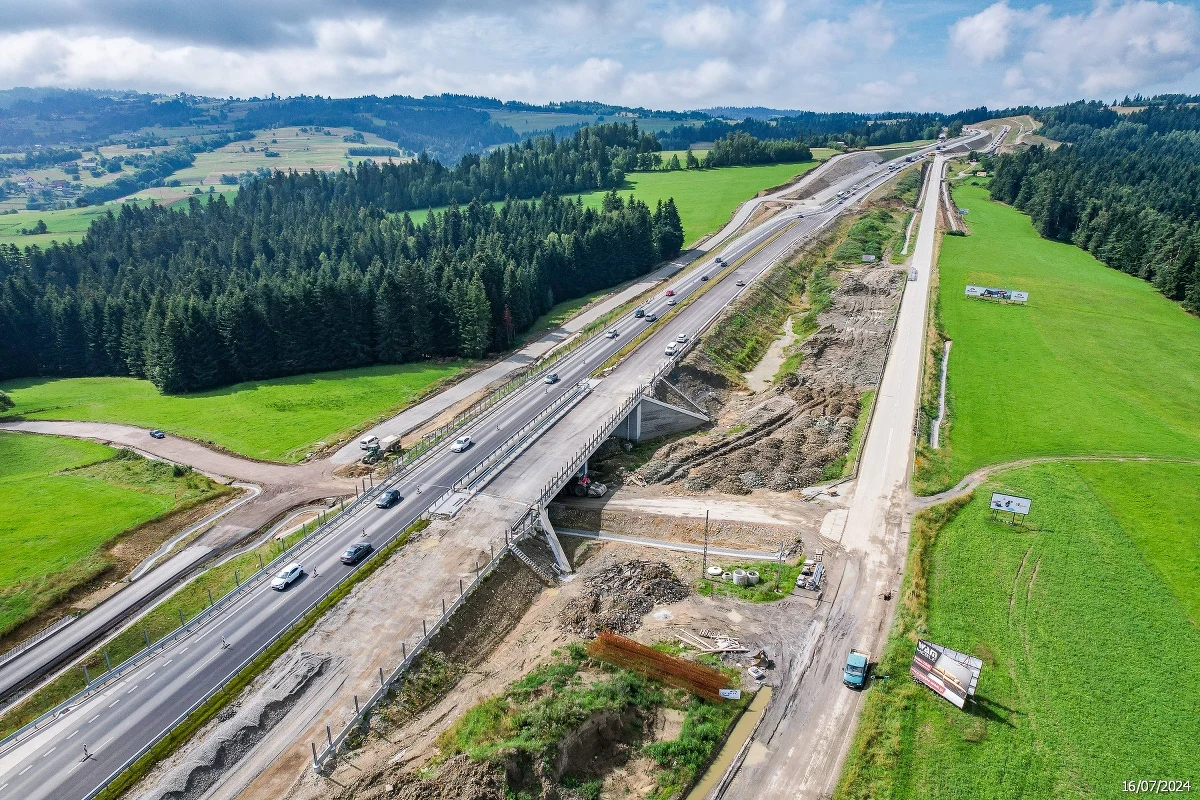 Z powodu montażu ekranów akustycznych kierowcy jadący Zakopianką dziś wieczorem i w nocy muszą liczyć się z utrudnieniami w Rdzawce.  "Okresowo będziemy zwężać jezdnię do jednego pasa, a ruch w tym czasie będzie sterowany ręcznie" - informuje GDDKiA. 

