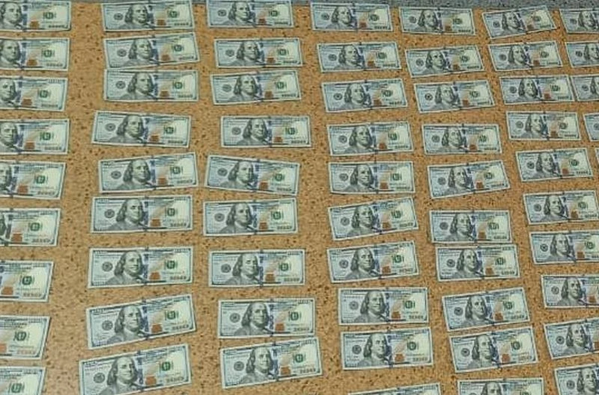 Policjanci z Leszna (woj. wielkopolskie) rozbili dwie grupy przestępcze, które wprowadzały do obiegu fałszywe studolarówki. Sześć osób trafiło do aresztu, zabezpieczono kilkadziesiąt fałszywych banknotów.