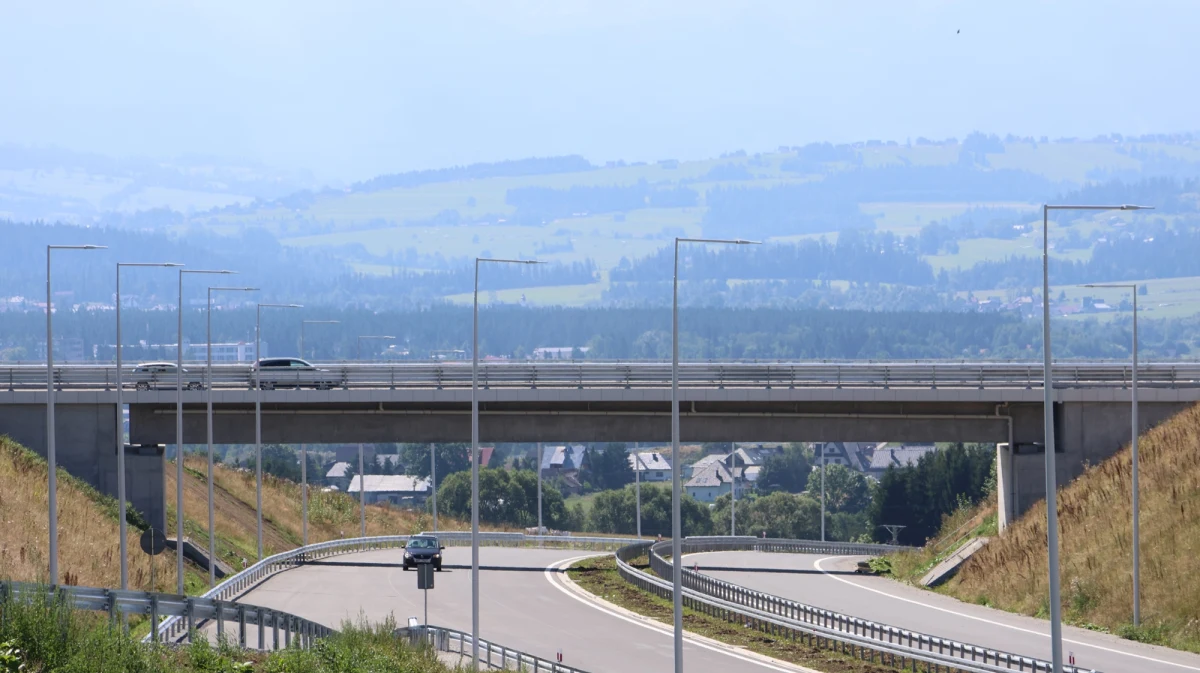 Zbliża się otwarcie nowego odcinka zakopianki. Od czterech lat trwa budowa trasy między Chabówką a Nowym Targiem, która pozwoli ominąć spore korki. W środę był tam reporter RMF FM Maciej Pałahicki, który dowiedział się, kiedy nowa droga zostanie udostępniona kierowcom.