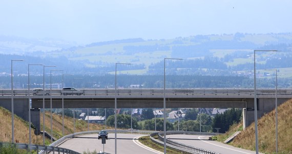 Zbliża się otwarcie nowego odcinka zakopianki. Od czterech lat trwa budowa trasy między Chabówką a Nowym Targiem, która pozwoli ominąć spore korki. W środę był tam reporter RMF FM Maciej Pałahicki, który dowiedział się, kiedy nowa droga zostanie udostępniona kierowcom.