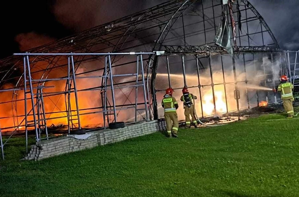 W nocy ze wtorku na środę na gminnym lotnisku w Świebodzicach (woj. dolnośląskie) spłonął jeden z hangarów. W środku były trzy samoloty, trzy szybowce i motoszybowiec. Straty są szacowane na ponad milion złotych. Ustalane są przyczyny pożaru, planowana jest zbiórka pieniędzy na odbudowę.