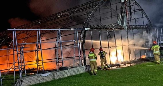 W nocy ze wtorku na środę na gminnym lotnisku w Świebodzicach (woj. dolnośląskie) spłonął jeden z hangarów. W środku były trzy samoloty, trzy szybowce i motoszybowiec. Straty są szacowane na ponad milion złotych. Ustalane są przyczyny pożaru, planowana jest zbiórka pieniędzy na odbudowę.