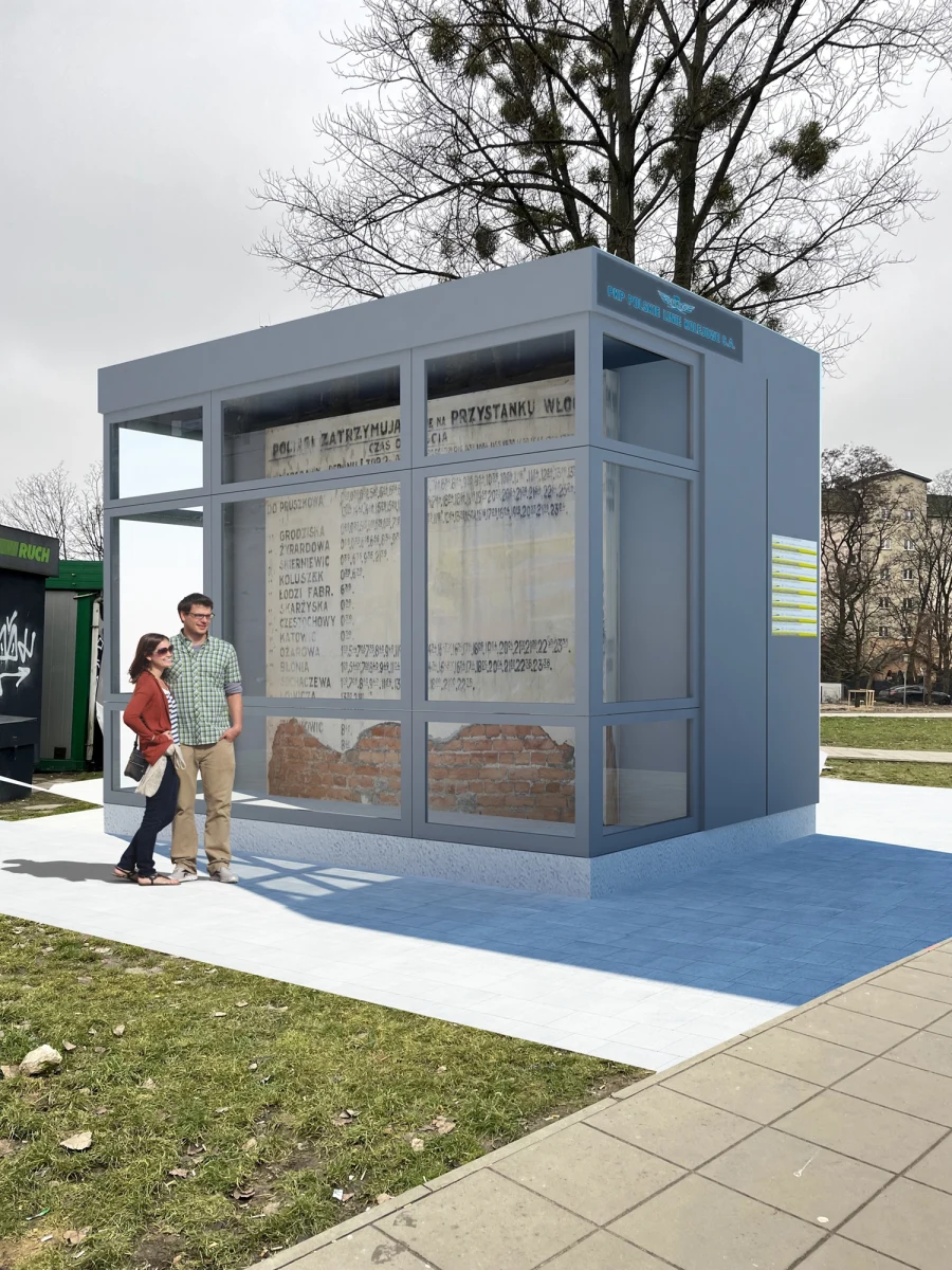 Odkryty podczas przebudowy przejścia podziemnego na przystanku PKP Warszawa Włochy zabytkowy rozkład jazdy jeszcze w tym roku zostanie wyeksponowany - zapowiadają kolejarze. Chcą w ten sposób podkreślić historyczny charakter tego miejsca. Właśnie rozpoczęła się budowa szklanej gabloty, w której będzie umieszczony rozkład.